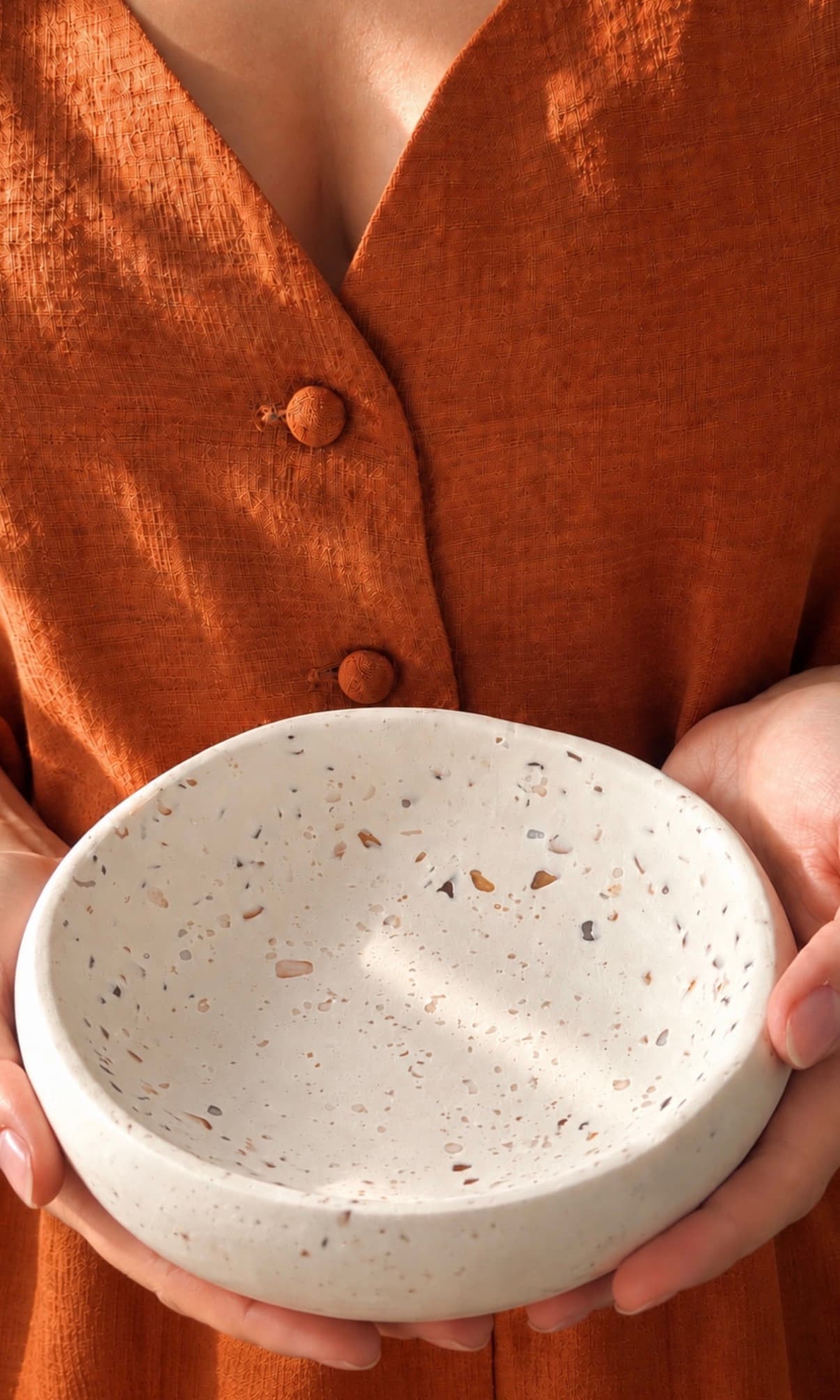 Coupelle terrazzo tenue dans deux mains